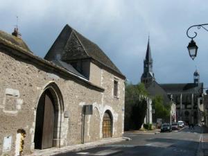 un antiguo edificio de piedra con una calle y una iglesia en Studio Vue Loir, Centre-Ville, en Bonneval