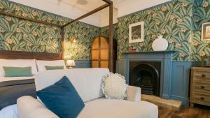 Un dormitorio con una cama y una chimenea. en The Papered House, en Beaumaris