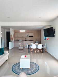 a living room with a couch and a table at Penthouse Anapoima Centro con jacuzzi privado in Anapoima