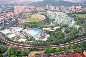 een luchtzicht op een park met een zwembad bij Apartasuites AV in Medellín
