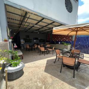 STUDIO 201 | WIFI 600MB | RESIDENCIAL JC, um lugar para ficar.餐厅或其他用餐的地方