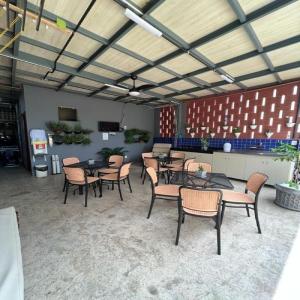 STUDIO 201 | WIFI 600MB | RESIDENCIAL JC, um lugar para ficar.餐厅或其他用餐的地方