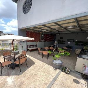 STUDIO 201 | WIFI 600MB | RESIDENCIAL JC, um lugar para ficar.的阳台或露台