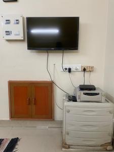 Un televisor de pantalla plana colgado en una pared en HOME STAY in ground floor, en Chennai 3 fotos más