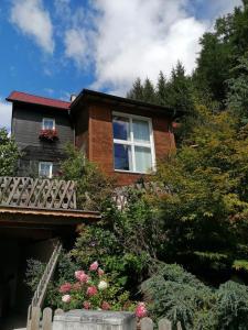 ein Haus mit einem Balkon und Blumen davor in der Unterkunft Waldhaus Klein-Veitsch, Auszeit im Grünen in Niederaigen