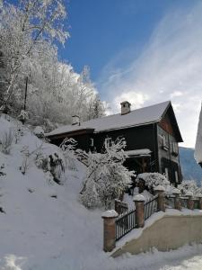 ein schneebedecktes Haus mit einem Zaun in der Unterkunft Waldhaus Klein-Veitsch, Auszeit im Grünen in Niederaigen