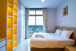 เตียงในห้องที่ Formosa Spacious Apartments with Netflix & Free Shuttle by MESA