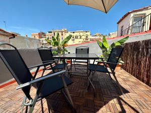 a patio with a table and chairs on a balcony at Little Horse apartments 3 in Tarragona