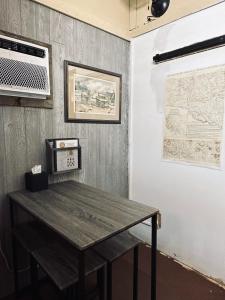 una mesa en una habitación con un mapa en la pared en Acorn Hideaways Canton Gold Panner Bunkhouse King Bed, en Canton