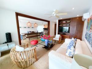 sala de estar con sofá y mesa en Casa de Playa, en Cartagena de Indias