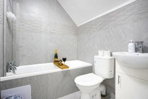 Bathroom sa Central Buckingham Apartment #9 with Free Parking, Pool Table, Fast Wifi and Smart TV with Netflix by Yoko Property