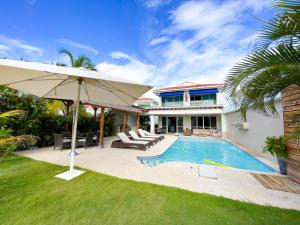Casa con piscina y sombrilla en Casa de Playa, en Cartagena de Indias
