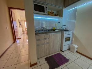Kuchyň nebo kuchyňský kout v ubytování Apartamento de frente com sacada no centro de Capão da Canoa + 9 fotografií