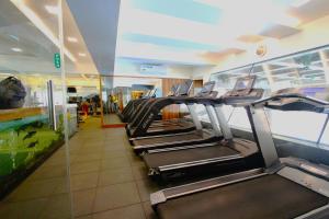 Fitness centrum a/nebo fitness zařízení v ubytování Home2 Renaissance Club