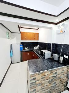 Kuchyň nebo kuchyňský kout v ubytování Calapan Transient House Acacia L37