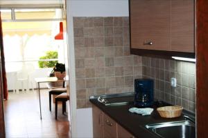 een keuken met een wastafel en een aanrecht bij Apartamentos Matorral in Morro del Jable