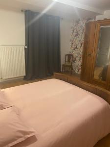 Łóżko lub łóżka w pokoju w obiekcie La Chambre d'Angèle