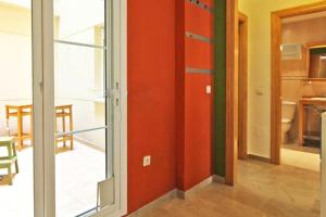 マラガにあるComfortable Apartment in Málaga, 85 m², Air Conditioningのオレンジ色の壁の部屋とドアのある部屋 +5枚の写真