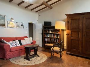 sala de estar con sofá rojo y mesa en Il Colombaio, en Cavriglia
