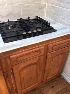 a stove top oven sitting on top of a kitchen counter at Bungalow d'une chambre avec jardin a Hell Bourg in Hell-Bourg