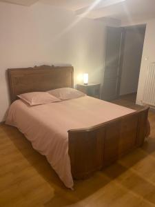 Łóżko lub łóżka w pokoju w obiekcie La Chambre d'Angèle
