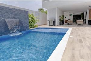 a swimming pool with blue water in a house at Elegante y espacioso condominio in San Pedro Sula