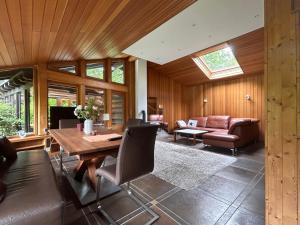 uma sala de estar com uma mesa e um sofá em Idyllisches Einfamilienhaus bei München em Munique