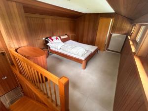 een kleine kamer met een bed in een boot bij Idyllisches Einfamilienhaus bei München in München