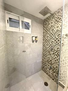 ein Badezimmer mit Dusche mit Glastür in der Unterkunft Villa Lol-Ha in Cancún