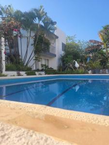 einem blauen Pool vor einem Gebäude in der Unterkunft Villa Lol-Ha in Cancún