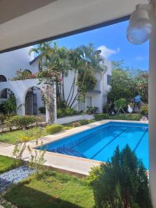 ein Swimmingpool vor einem Haus in der Unterkunft Villa Lol-Ha in Cancún