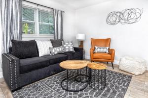 una sala de estar con un sofá y una mesa en New Cozy Home with Fenced in Yard - Near Downtown & Beaches, en Largo 44 fotos más
