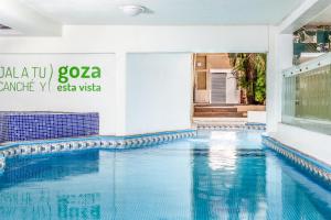 uma piscina num edifício com uma placa em Hotel Peten em Flores
