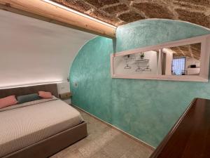 a small room with a bed and a mirror at POMA DE CASA - Carrer de Pa i Algua in Alghero