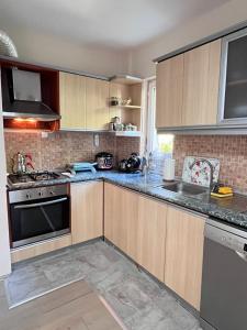 een keuken met een wastafel en een fornuis top oven bij Room in the Peaceful Duplex-Lara2 in Antalya