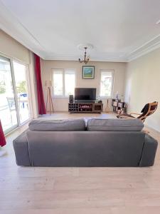 sala de estar amplia con sofá y TV en Room in the Peaceful Duplex-Lara2, en Antalya