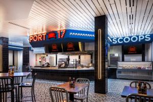 een restaurant met tafels en stoelen en een food court bij Harrah's Gulf Coast Hotel & Casino in Biloxi