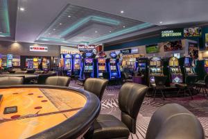 un casinò con un mucchio di slot machine di Harrah's Gulf Coast, A Caesars Destination a Biloxi