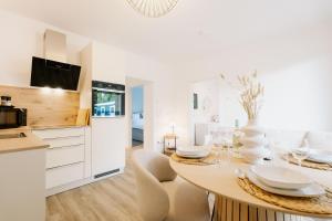 Kuchyň nebo kuchyňský kout v ubytování Küsten Suite de See - Suite 1 direkte Deichlage, Terrasse, 53qm