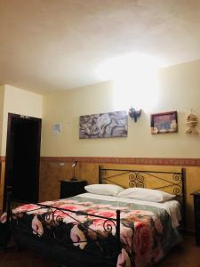 um quarto com uma cama com uma colcha em Villa Oasi Dei Sogni em Lampedusa