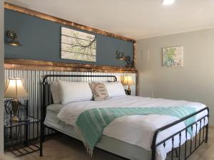 una camera con un grande letto con testiera metallica di Olancha RV Park and Motel a Olancha
