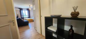 una habitación con vestidor negro y una habitación con pasillo en Le Bellecroix, en Metz 2 fotos más