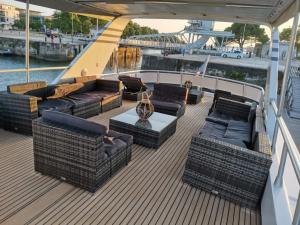 una terraza con sofás y sillas en un barco en Yacht Aquamarina vieux port La Rochelle, en La Rochelle