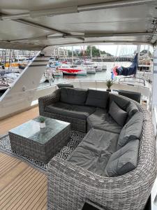 sala de estar en un barco con sofá y mesa en Yacht Aquamarina vieux port La Rochelle, en La Rochelle