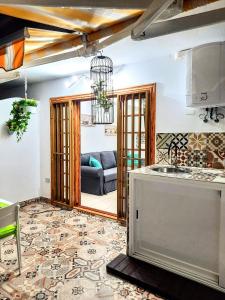 una cucina e un soggiorno con divano di One bedroom apartement with shared pool furnished terrace and wifi at Costa Adeje a Playa Fañabe