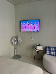 um quarto com uma televisão de ecrã plano na parede em Pandje 118 - Binnenstad Kampen em Kampen