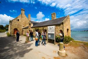 セネにあるLe gîte des Alguesの建物の前に立っている人々のグループ