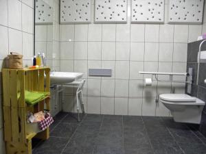 Koupelna v ubytování Aldörrum Hoevelogementen