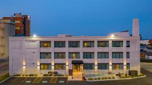 尼亚加拉瀑布Cannery Lofts Niagara的一座亮着灯的白色大楼