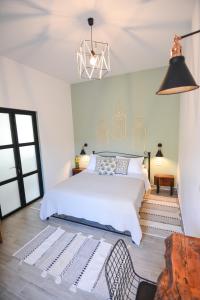 een slaapkamer met een wit bed en een tafel bij Anassa Mountain House in Émbonas
